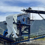 降低破碎现场噪音和粉尘是需要亟待解决的重要问题